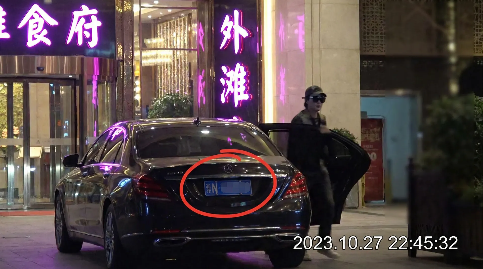体育竟猜足球娱乐 - 豪车餐厅外偷拍