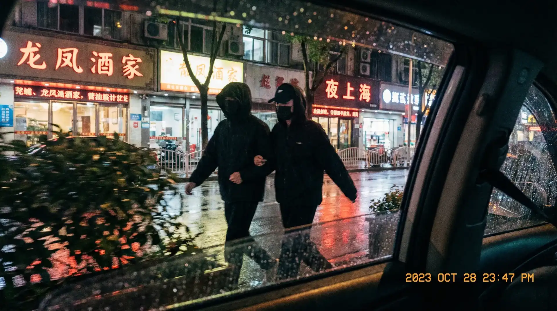 体育竟猜足球娱乐 - 顶流明星深夜密会现场抓拍照片